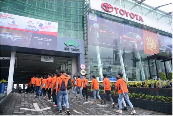 Sinh viên nghành Kỹ thuật Ô tô đang đi vào tham quan công ty Toyota Biên Hòa