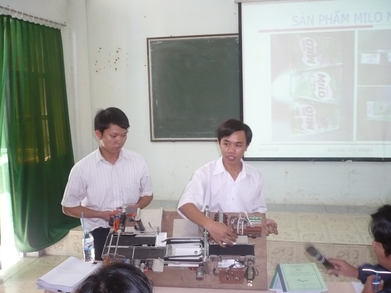Sinh viên Khoa Cơ Điện - ĐH Lạc Hồng báo cáo NCKH