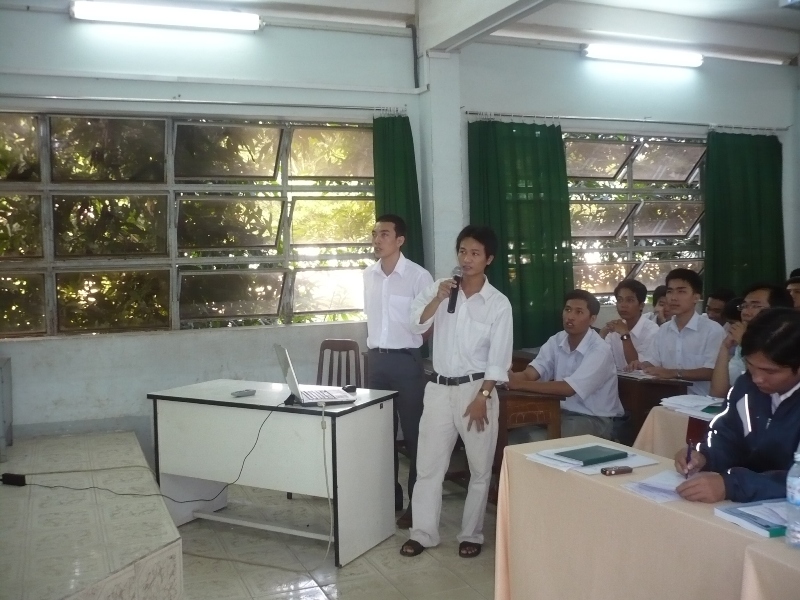 Sinh viên Khoa Cơ Điện - ĐH Lạc Hồng báo cáo NCKH