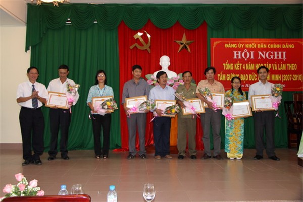 Đ/c Lê Sơn Quang - UVBTV Đảng ủy trường nhận giấy khen của ĐUK