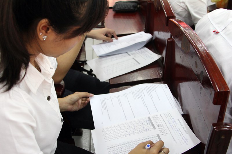 Sinh viên Lạc Hồng làm bài thi tuyển vào Sacombank