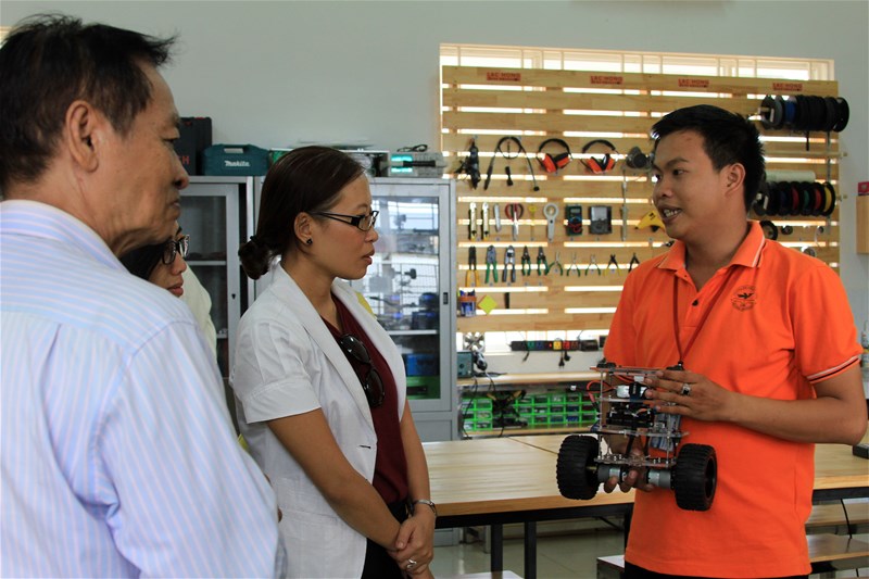 Văn phòng BUILD-IT Việt Nam đã ghé thăm hoạt động của phòng thực hành Lac Hong Open workshop