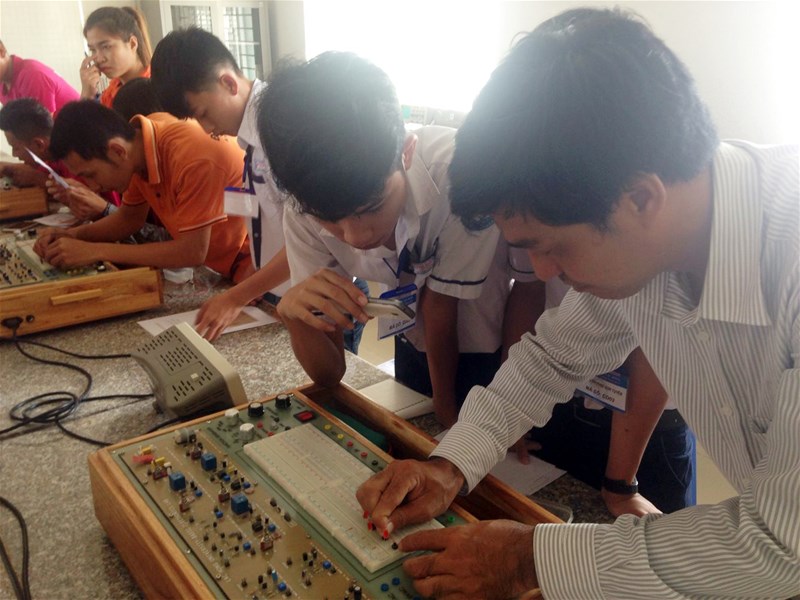   Cùng học sinh Trường Bùi Thị Xuân (Phan Thiết) “học thử” để chọn nghề