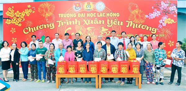 Trường ĐH Lạc Hồng tặng quà cho các gia đình khó khăn P.Bửu Long, TP. Biên Hòa (Đồng Nai) dịp tết Canh Tý 2020