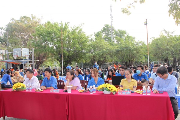 Khung cảnh khai mạc với sự góp mặt của Quý thầy cô, các cán bộ Đoàn - Hội và hơn 400 sinh viên tham dự.