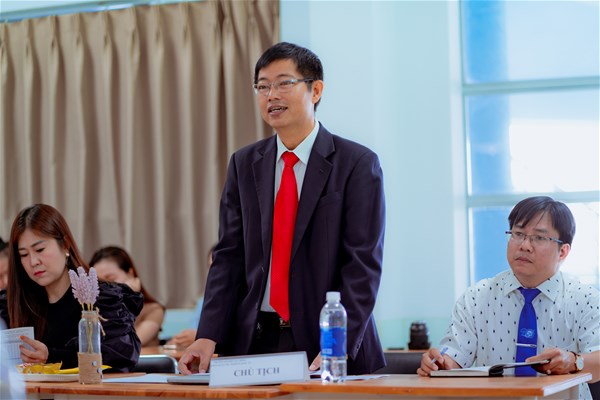 Thầy TS. Nguyễn Văn Tân - Chủ tịch Hội đồng phát biểu