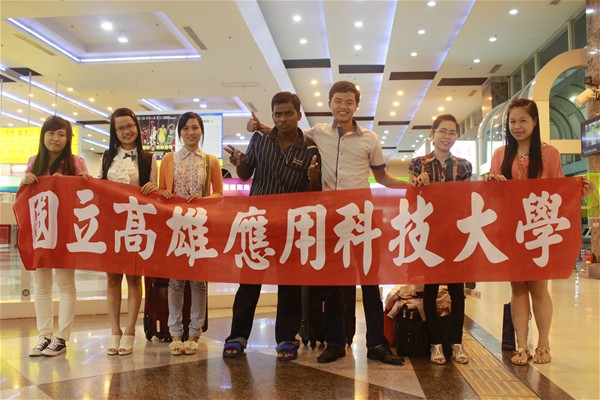 Các bạn sinh viên được chào đón tại sân bay Quốc tế Kaohsiung, Đài Loan