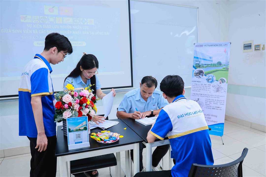 Sinh viên gặp gỡ nhà tuyển dụng