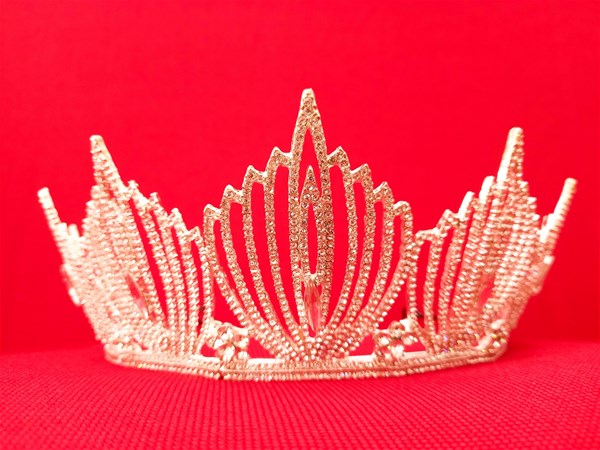 Lộ diện vương miện “Lotus Zircon” dành cho Hoa Khôi Miss Star LHU 2022