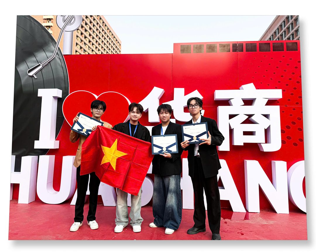 Bùi Xuân Cảnh cùng sinh viên đã liên tục tham gia và đạt giải cao tại nhiều cuộc thi công nghệ trong nước và quốc tế