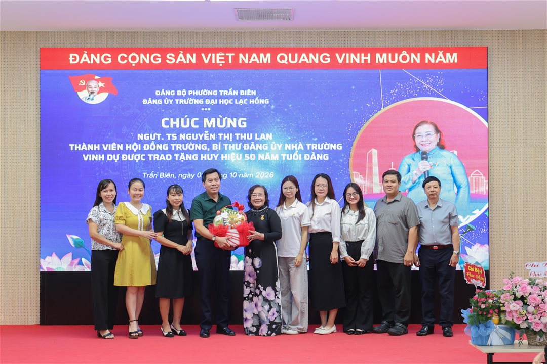 Chi bộ 6 tặng hoa chúc mừng