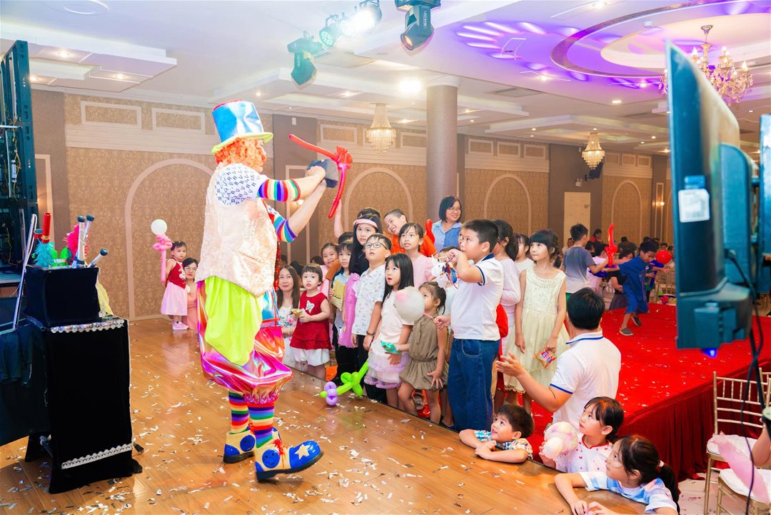LHU gắn kết yêu thương, lan tỏa giá trị gia đình trong mùa Tết Trung thu Hướng đến chào mừng kỷ niệm 29 năm thành lập Trường Đại học Lạc Hồng (24/9/1997 – 24/9/2026), chiều ngày 19/9, Trường Đại học Lạc Hồng đã tổ chức chương trình “Ngày hội Gia đình LHU” và “Tết Trung thu – Tết LHU” dành cho con Nhà giáo, Người lao động (NGNLĐ) năm 2026, mở đầu cho không khí kỷ niệm bằng những khoảnh khắc vui tươi, ấm áp. Chương trình có sự tham dự của đông đảo gia đình cán bộ, giảng viên, người lao động cơ hữu trong trường, tạo nên không gian giao lưu gần gũi và đầy tiếng cười. Chương trình ảo thuật, tạo hình bong bóng dành cho các em nhỏ Mở đầu hoạt động, chương trình “Ngày hội Gia đình LHU” mang đến nhiều sân chơi dành cho các gia đình và các em nhỏ. Các cuộc thi Karaoke gia đình LHU, Tài năng nhí LHU, cờ tướng, cờ vua trở thành dịp để các thành viên cùng tham gia, thể hiện năng khiếu và tạo nên những khoảnh khắc đáng nhớ. Không khí ngày hội thêm phần sôi nổi khi các gia đình cùng cổ vũ, chia sẻ niềm vui trong các hoạt động chung. Hội thi cờ tướng, cờ vua cho con NGNLĐ Những hoạt động quen thuộc của mùa trăng tháng Tám được tái hiện qua chương trình “Tết Trung thu - Tết LHU” đưa các em nhỏ bước vào không gian Trung thu đầy màu sắc với trò chơi dân gian có thưởng, nặn bong bóng, thưởng thức bắp rang bơ, kẹo bông gòn, xem múa lân, rước đèn, ảo thuật và cùng nhau phá cỗ. Một số trò chơi vận động, trò chơi dân gian có thưởng tại chỗ Thông qua chương trình, Nhà trường thể hiện sự quan tâm đến đời sống tinh thần của NGNLĐ và gia đình, đồng thời tạo thêm không gian để các thành viên cùng kết nối và lưu giữ những kỷ niệm đẹp. Đây cũng là một trong những hoạt động góp phần vun đắp tinh thần đoàn kết, sẻ chia trong tập thể LHU. Đại gia đình LHU vui Trung thu cùng các em nhỏ Đặc biệt, diễn ra trong thời điểm hướng đến dấu mốc 29 năm thành lập Trường Đại học Lạc Hồng, những khoảnh khắc sum vầy của các gia đình càng góp phần làm nên không khí đặc biệt của mùa kỷ niệm. Từ những sân chơi nhỏ dành cho các em đến những phút giây giao lưu của các gia đình, tinh thần gắn bó và đồng hành tiếp tục được lan tỏa, tạo nên một mùa Trung thu trọn vẹn trong mái nhà chung LHU.
