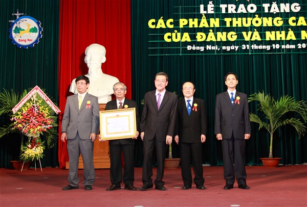 Đại học Lạc Hồng nhận huân chương lao động ba
