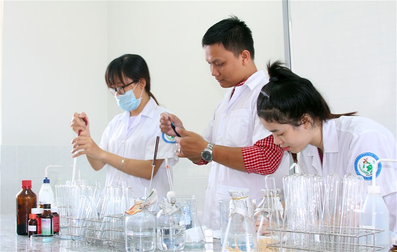 Sinh viên làm thí nghiệm Công nghệ sinh học