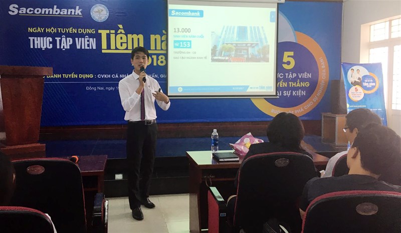 Anh Nguyễn Xuân Vĩnh – Chuyên viên cao cấp phụ trách tuyển dụng Khu vực  tương tác và trao đổi trực tiếp cùng sinh viên