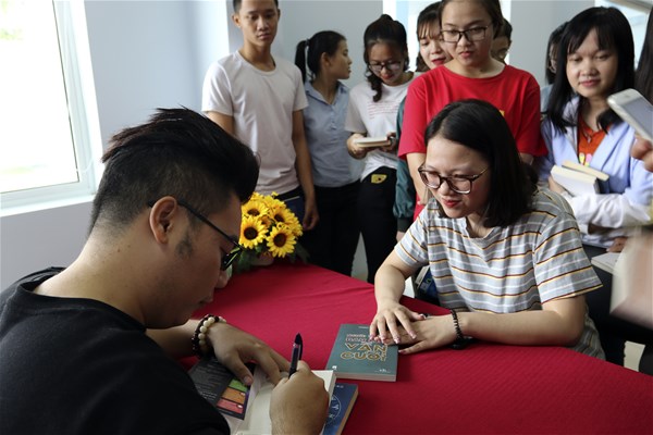 Nhà văn Hamlet Trương đã khuấy đảo không gian Hội sách LHU 2019