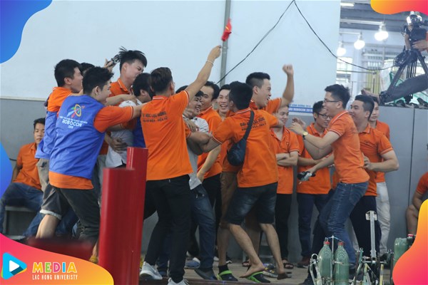 LH-FLASH vô địch vòng loại Robocon Lạc Hồng 2020