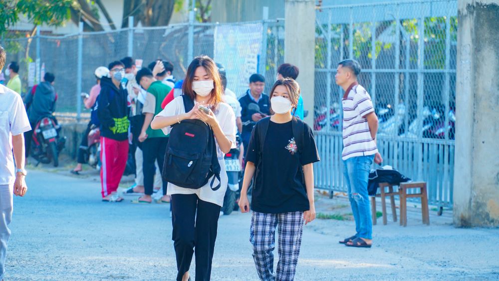 Sinh viên nhà Lạc Hồng háo hức trở lại trường học