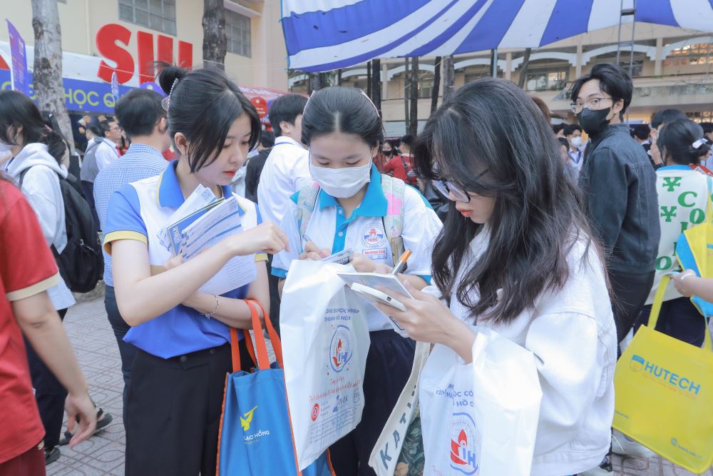 LHU đồng hành cùng Báo Thanh Niên hướng nghiệp cho hơn 9.000 học sinh