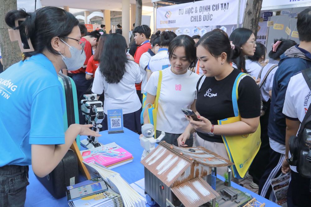 LHU đồng hành cùng Báo Thanh Niên hướng nghiệp cho hơn 9.000 học sinh