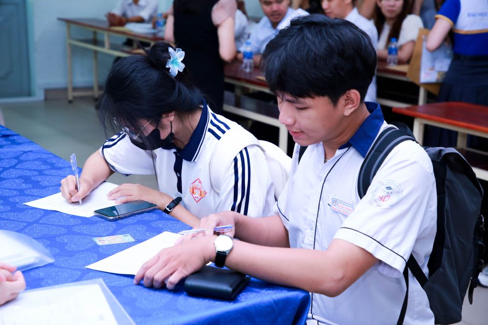 Hơn 1.900 thí sinh hoàn thành thi ĐGNL ĐH Quốc gia TPHCM 2024 tại cụm thi ĐH Lạc Hồng (đợt 1)