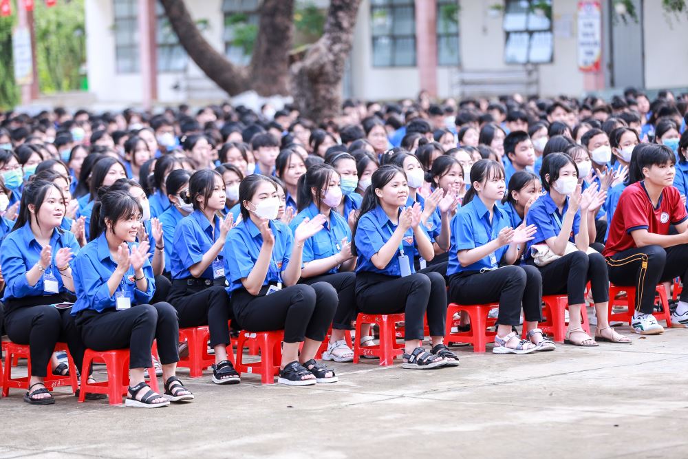 LHU kết nghĩa giáo dục cùng Trường THPT Nguyễn Du