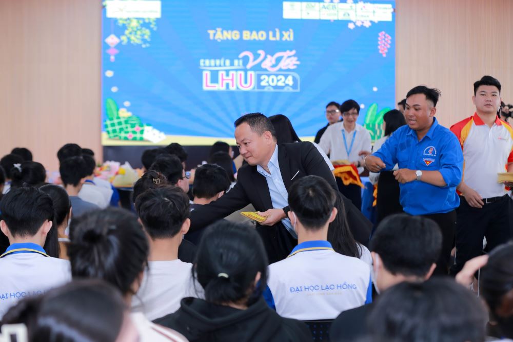 Hành trình trao gần 3.400 vé xe cho sinh viên Lạc Hồng về quê ăn Tết