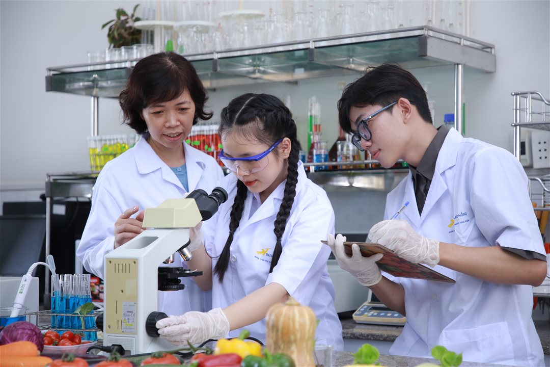 Chọn ngành “an toàn” cho tương lai: Sinh viên LHU học bằng cách làm thật 