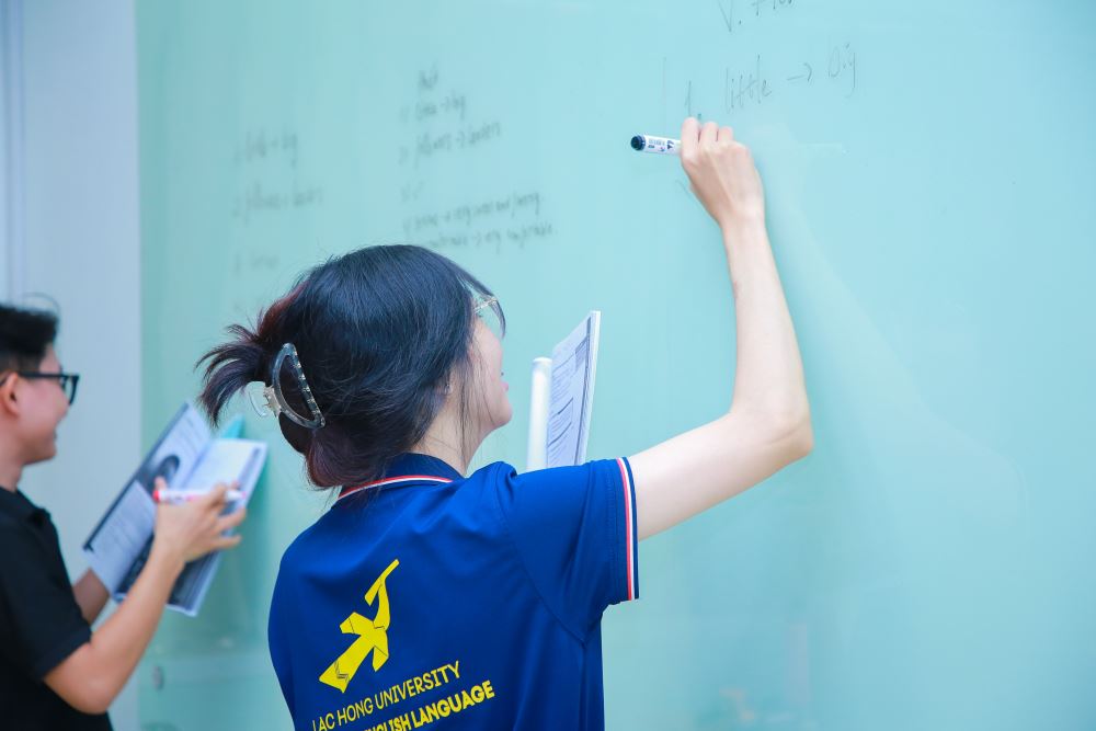 Sinh viên nhà Lạc Hồng háo hức trở lại trường học
