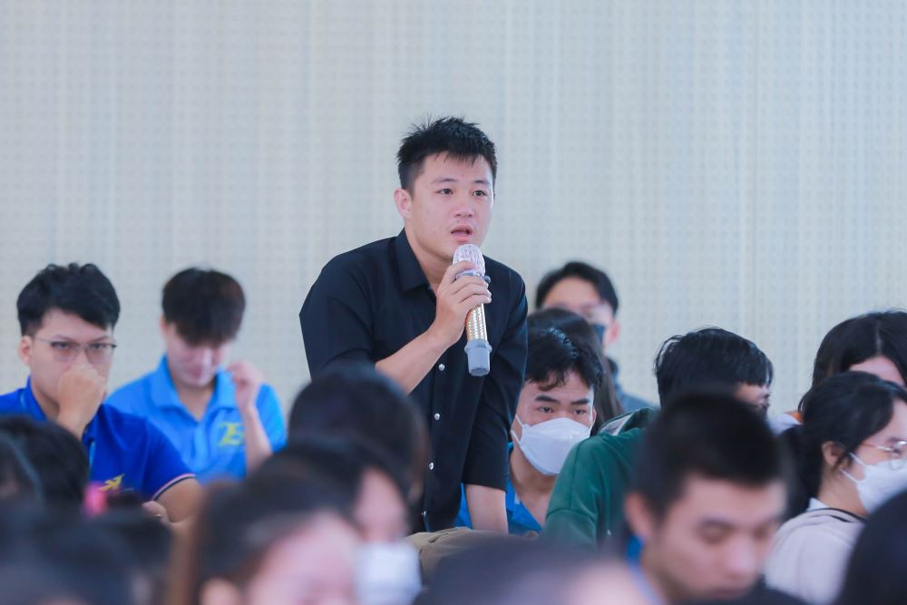TS.Huỳnh Cao Tuấn - GĐ.TT Thông tin tư liệu phản hồi ý kiến của sinh viên  về "internet" trong trường