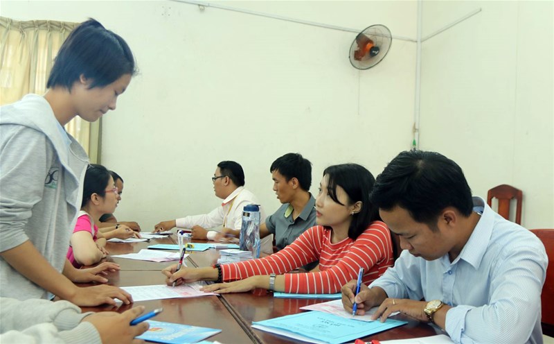  Chế độ chính sách cho sinh viên LHU  Cán bộ Phòng Công tác Sinh viên ĐH Lạc Hồng giải quyết vay vốn cho sinh viên
