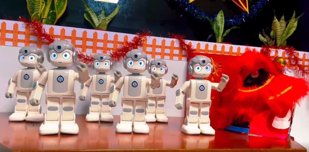 Đại học Lạc Hồng đã tổ chức một sự kiện đặc biệt trong dịp Trung thu năm nay bằng cách mang đến một buổi biểu diễn đặc sắc của "Đoàn nghệ thuật Robot".