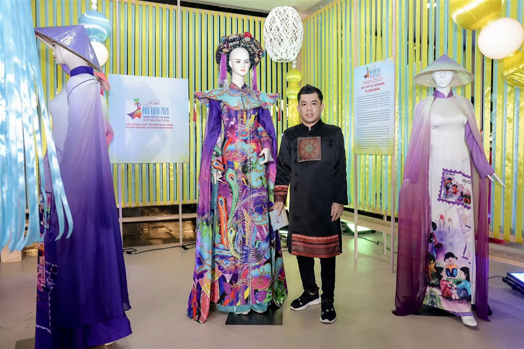 Nhà thiết kế Tạ Linh Nhân - Nhà tài trợ Kim cương kiến tạo diện mạo thời trang Nét Đẹp sinh viên Lạc Hồng 2026 Trong các cuộc thi dành cho sinh viên, yếu tố chuyên môn và tổ chức luôn được xem là nền tảng. Tuy nhiên, một “thước đo” khác đang ngày càng định hình giá trị của một sân chơi hiện đại - đó là chuẩn thẩm mỹ và mức độ đầu tư vào trải nghiệm hình ảnh. Việc Nhà thiết kế Tạ Linh Nhân đồng hành cùng Cuộc thi “Nét đẹp sinh viên Lạc Hồng 2026” với vai trò Nhà tài trợ Kim cương không dừng lại ở ý nghĩa hỗ trợ. Ở góc độ rộng hơn, đây là sự kết nối giữa nhà trường và một đại diện của lĩnh vực sáng tạo chuyên nghiệp, cùng hướng đến mục tiêu nâng cao chuẩn trải nghiệm và tiệm cận thực tiễn cho các thế hệ trẻ.