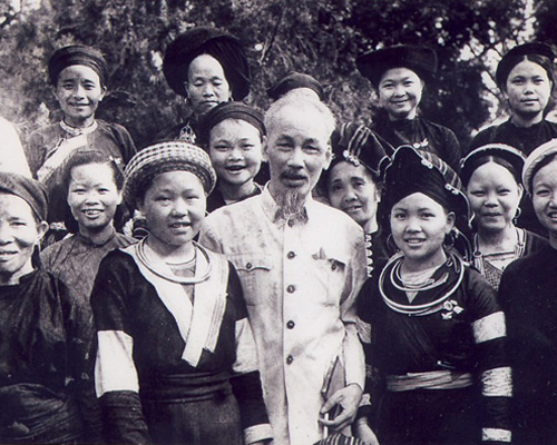 Bác Hồ tặng 8 chữ vàng “Cần cù, Bất khuất, Trung hậu, Đảm đang” để nói thay lời tri ân với người phụ nữ Việt Nam