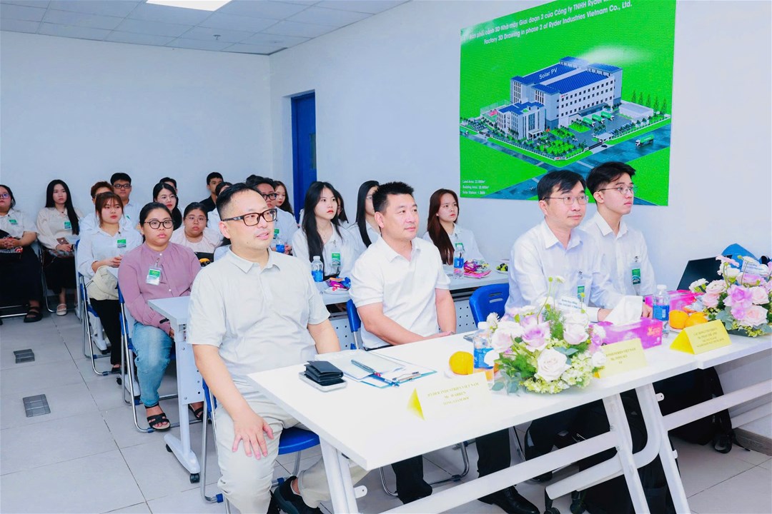 Lãnh đạo doanh nghiệp cùng giảng viên, sinh viên Ngôn ngữ Trung Quốc trong buổi giao lưu