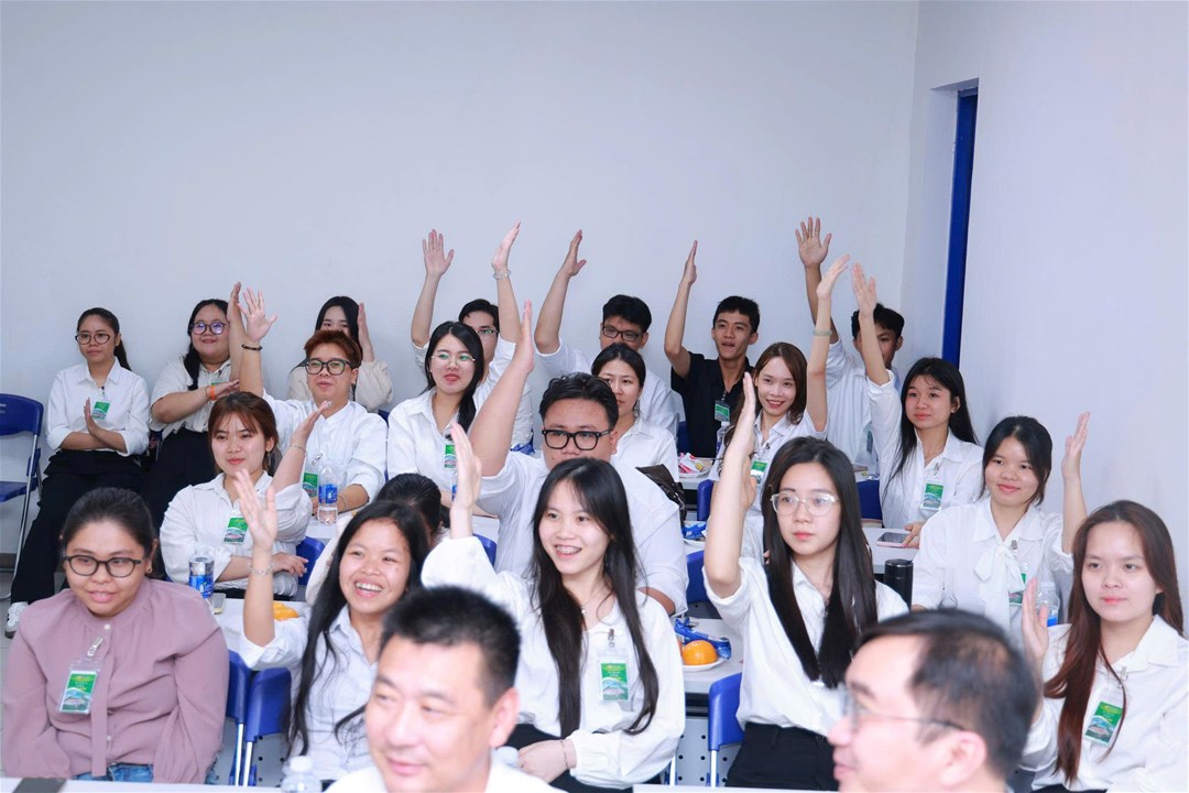 Sinh viên Ngôn ngữ Trung Quốc hào hứng giơ tay đặt câu hỏi trong buổi giao lưu