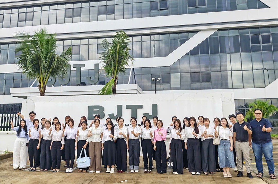 Giảng viên và sinh viên Ngôn ngữ Trung Quốc, Trường Đại học Lạc Hồng tham quan Công ty TNHH Botai Home.
