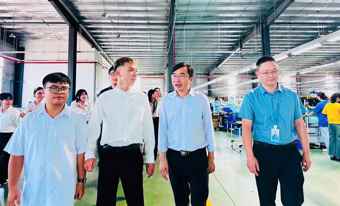 Giảng viên, sinh viên Ngôn ngữ Trung Quốc cùng đại diện Công ty TNHH Hengfeng Top Leisure VN trong chuyến tham quan doanh nghiệp.