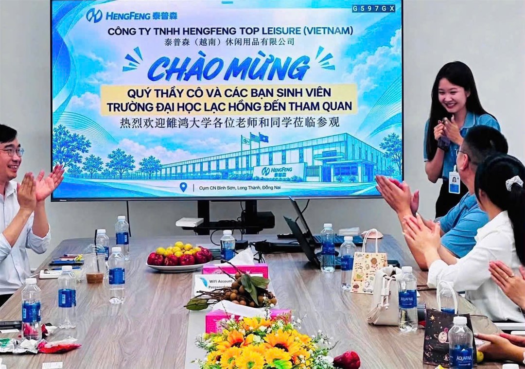 Doanh nghiệp gửi lời chào mừng trong không khí thân mật, vui vẻ.