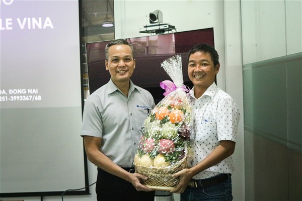 Thầy Phạm Thanh Bình tặng quà cho Anh Nguyễn Vũ Kinh Kha - Giám Đốc Tổng vụ