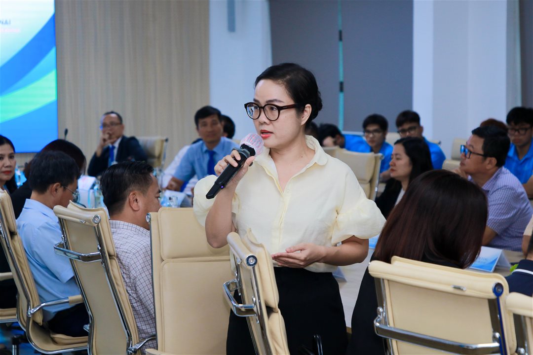 Nhà báo Kim Ngân, Trưởng phòng Dữ liệu và Truyền thông số Báo và Phát thanh, Truyền hình Đồng Nai trao đổi với sinh viên