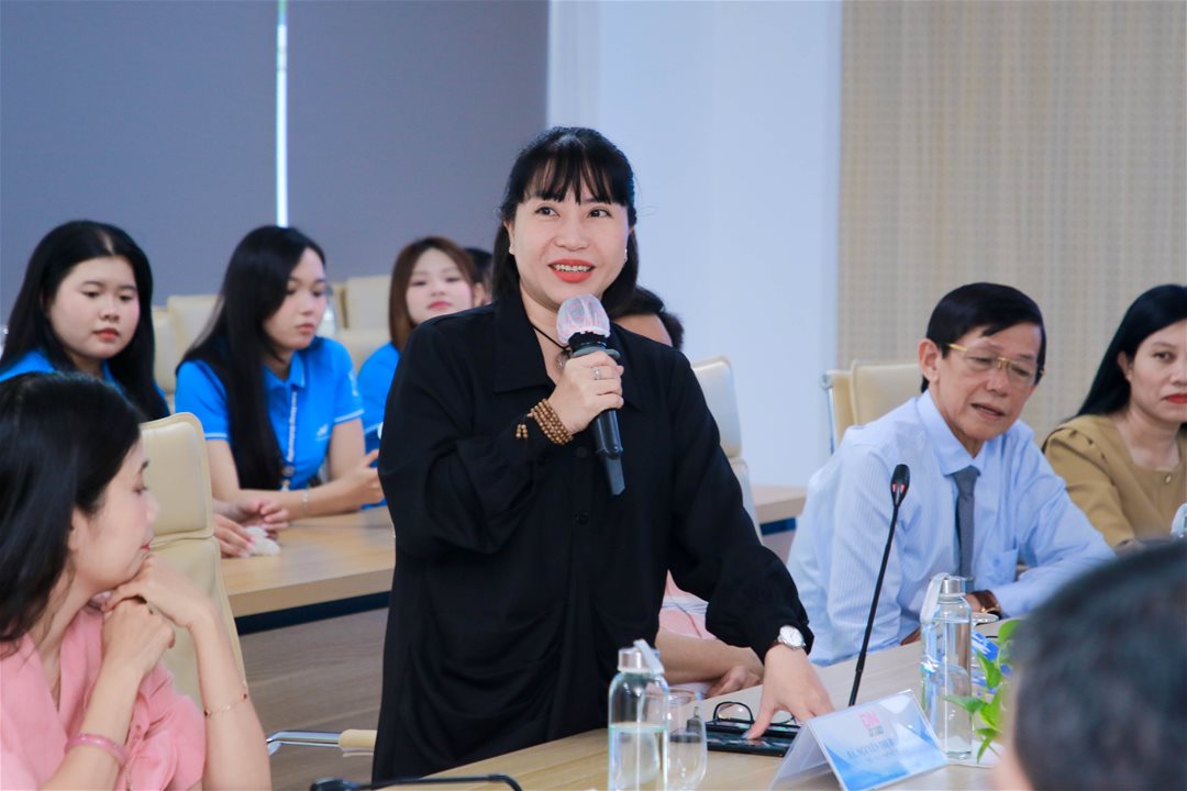Nhà báo Hoàng Anh, Trưởng phòng Thời sự Báo và Phát thanh, Truyền hình Đồng Nai chia sẻ với sinh viên ngành Quan hệ công chúng