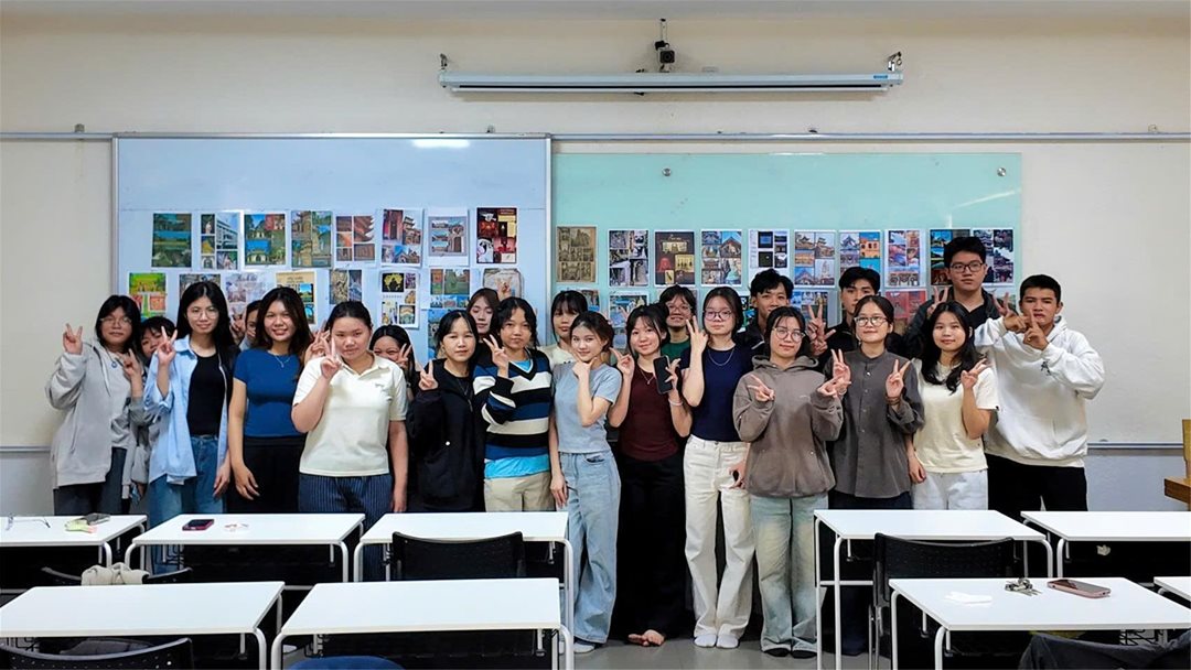 Sinh viên lớp 25QC111 ngành Quan hệ Công chúng - LHU 